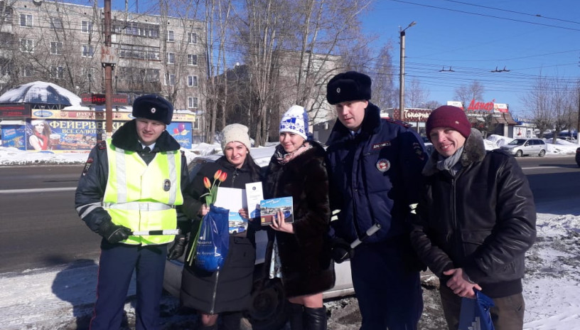 «Кировспецмонтаж» поздравил кировских автоледи с Главным праздником весны!